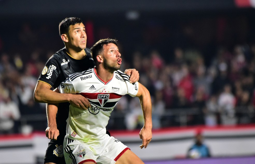 Calleri e Balbuena disputam a bola em São Paulo x Corinthians — Foto: Marcos Ribolli