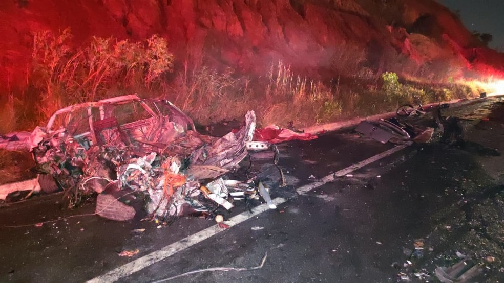 Carro pegou fogo após colidir contra carreta — Foto: Corpo de Bombeiros/Divulgação