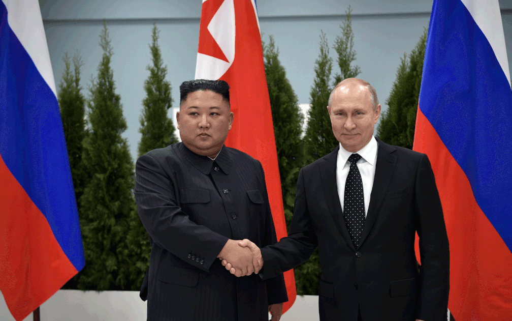 O presidente russo, Vladimir Putin, se encontra com o líder norte-coreano Kim Jong-un no campus da Universidade Federal do Extremo Oriente, em Vladivostok — Foto: Alexey Nikolsky / Sputnik / via AFP Photo