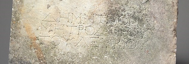 Inscrição em que lê-se: o povo (e) os Rapazes (honra) Demetrios (filho) de Metrodoros (o filho) de Leukios (Foto: Divulgação Woolley and Wallis)