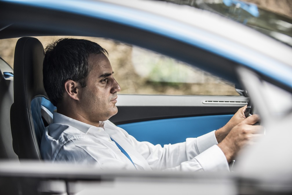 Juan Pablo Montoya pilota o Chiron em teste (Foto: Divulgação)