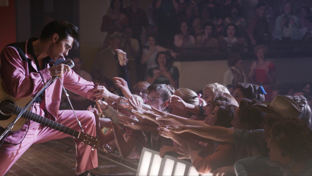 Elvis Presley (Austin Butler) leva as fãs ao delírio em "Elvis" — Foto: Divulgação