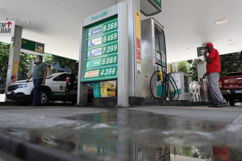 Gasolina foi o item que mais pressionou a inflação no mês de março, com alta de 11,18%. — Foto: Pilar Olivares/Reuters