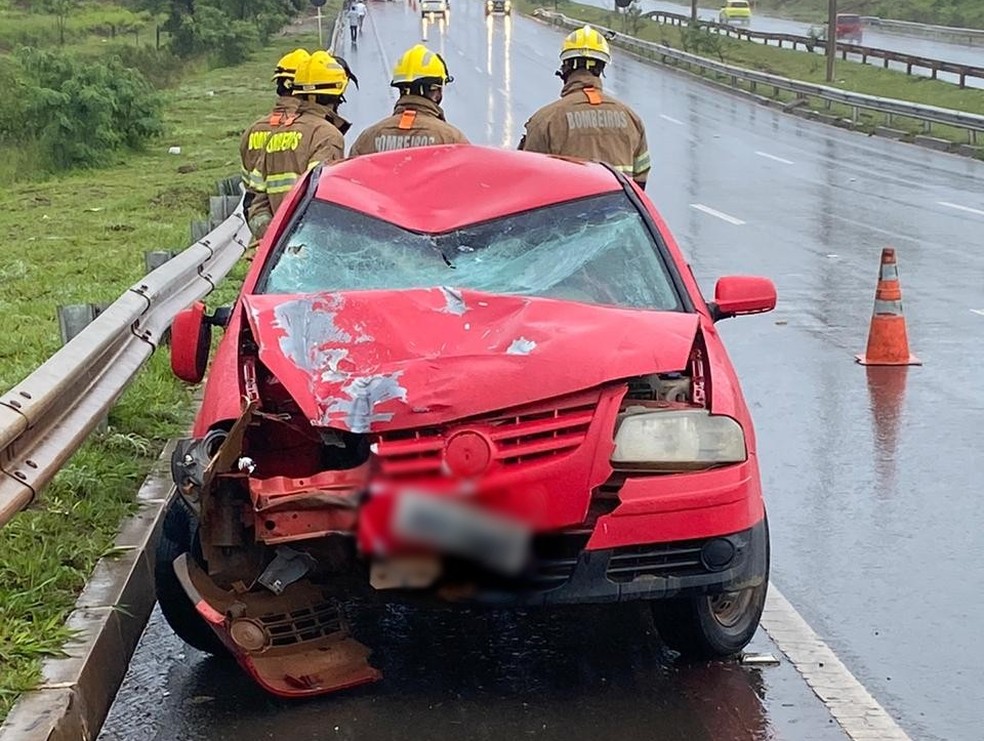 Carro que mulher dirigia ficou com frente destruída   — Foto: Arquivo pessoal 