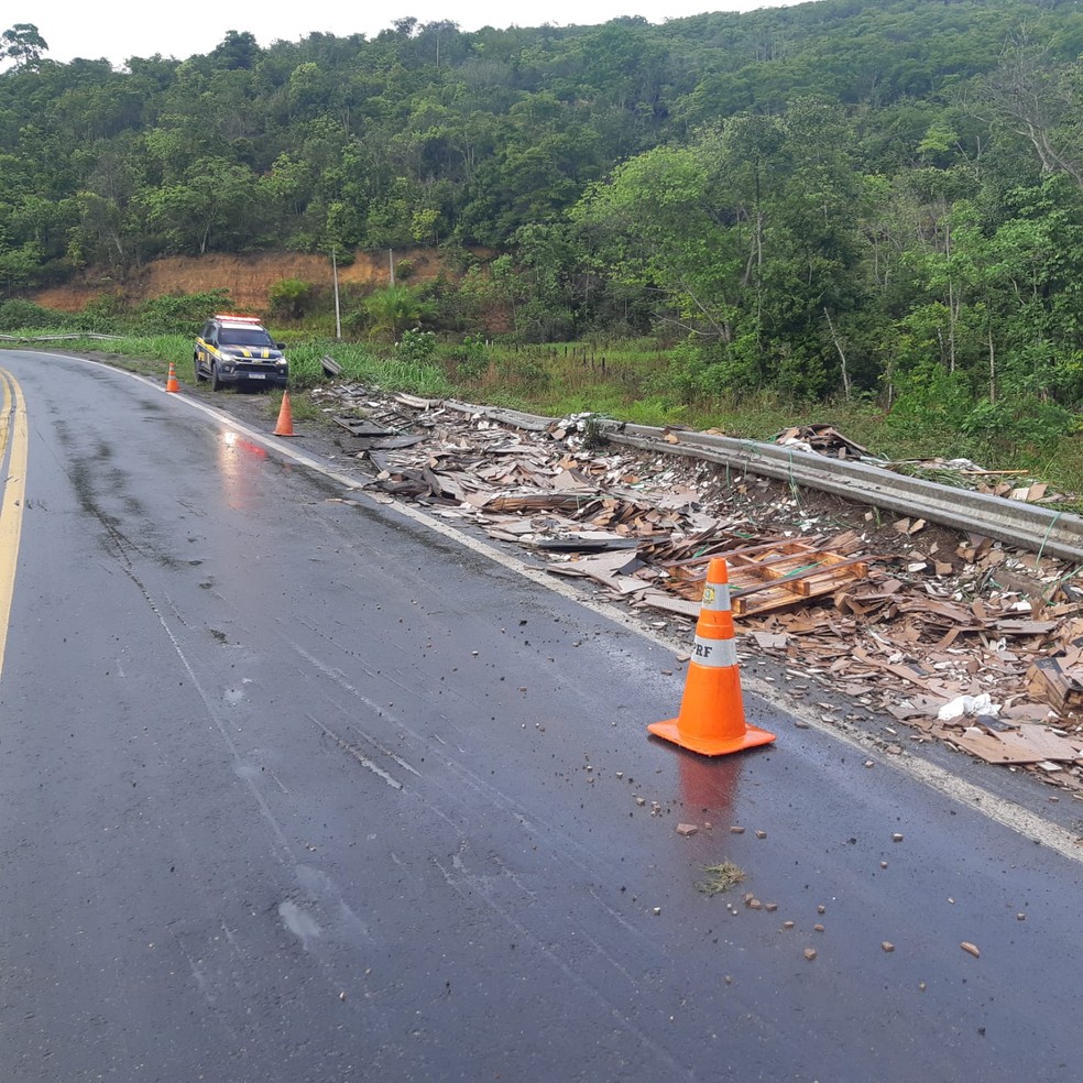 Caminhão carregado de cerâmica tombou em rodovia entre Caravelas e Teixeira de Freitas — Foto: Divulgação