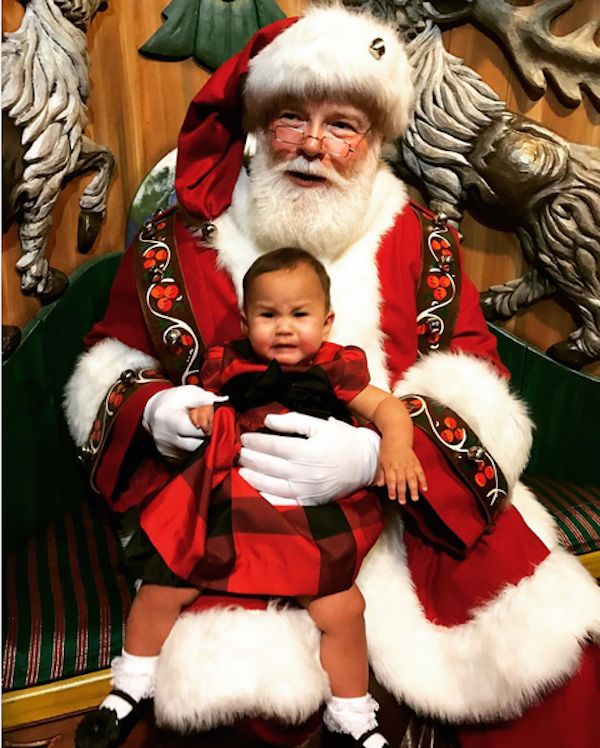 A filha de Chrissy Teigen e John Legend no colo do Papai Noel (Foto: Instagram)