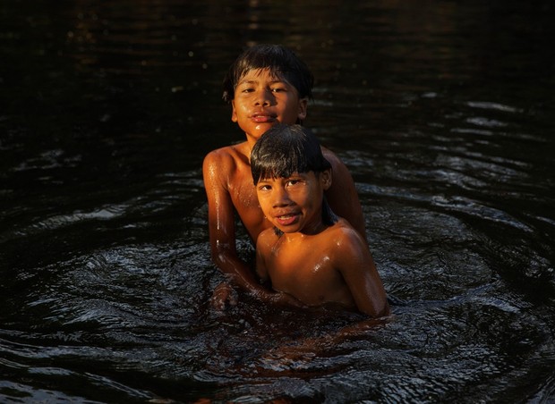 Crianças se banham no rio logo pela manhã. Nadar e se jogar na água é uma das atividades favoritas delas. (Foto: Lalo de Almeida)