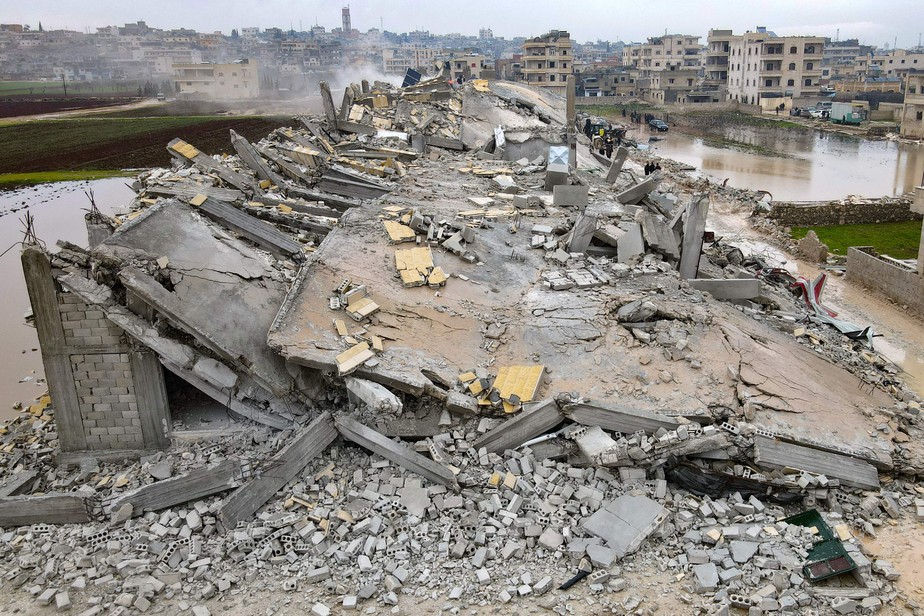 Terremoto de magnitude 7,8 deixou um rastro de destruição em diversos pontos da Turquia e da Síria