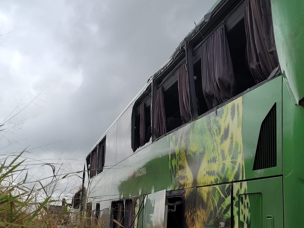 Janelas do ônibus quebraram no acidente — Foto: Rauã Araújo/Rede Amazônica