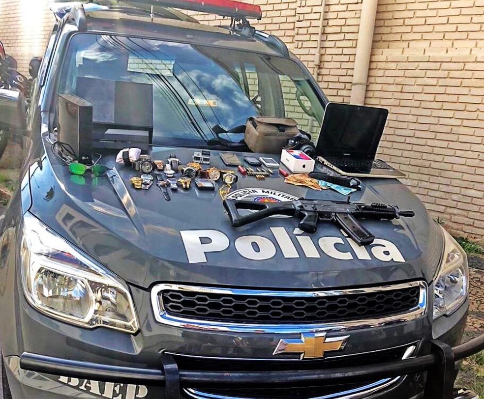 Policia Militar Apreende Replica De Fuzil Relogios E Eletronicos Em Apartamento De Campinas Campinas E Regiao G1