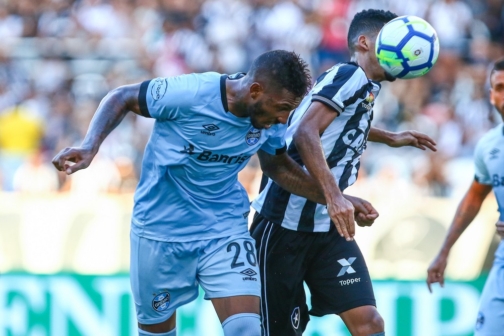 Paulo Miranda deixa gramado com dores no ombro e será reavaliado no Grêmio