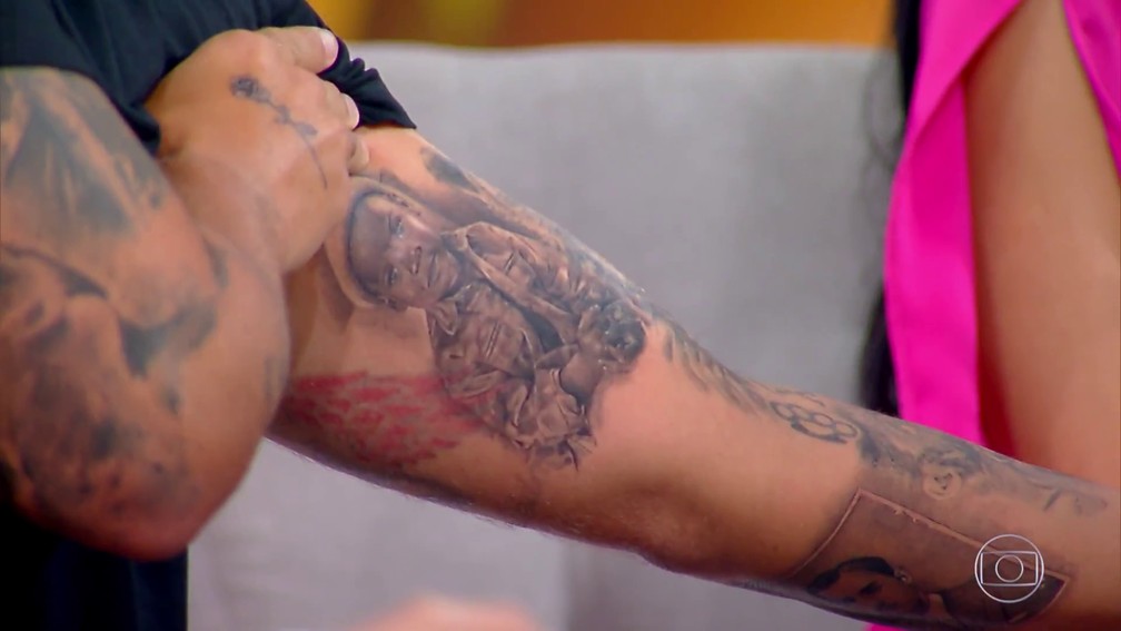 Bruno Gagliasso exibe a tatuagem com o rosto do filho Bless no 'Gonga La Gonga' do 'Caldeirão' — Foto: TV Globo