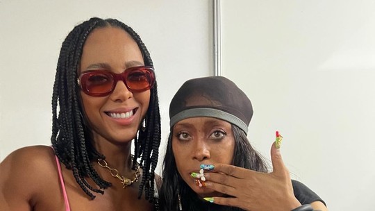 Negra Li posa com Erykah Badu em Florianópolis