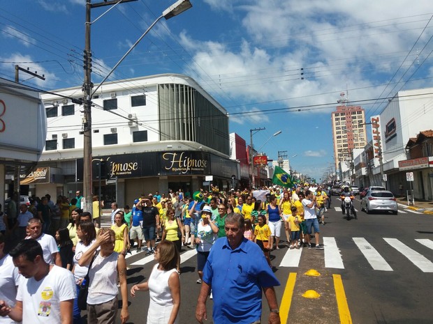 Manifestantes saíram em passeata pelas ruas de Tupã  (Foto: Diego Pereira/ Mais Tupã)