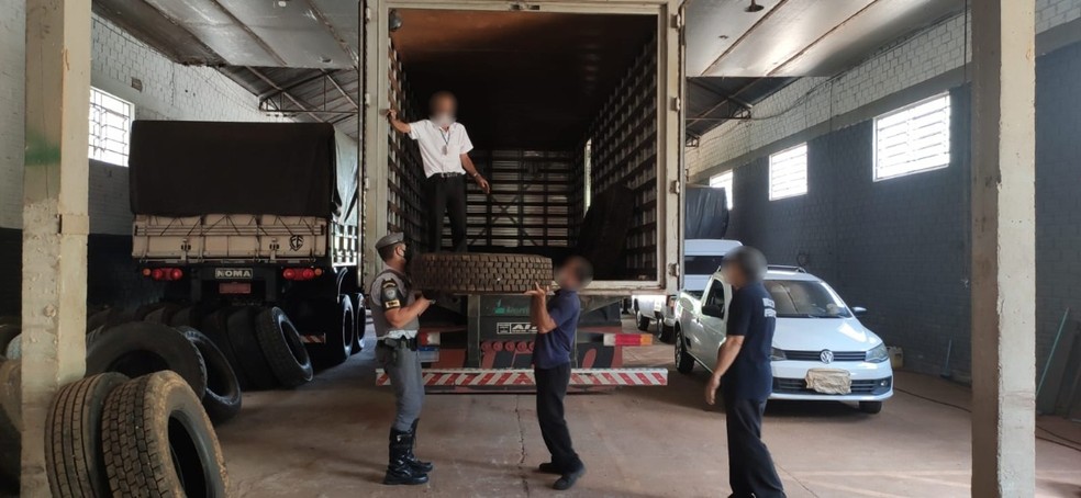 Carga de pneus contrabandeados foi apreendida em Álvares Machado (SP) — Foto: Polícia Militar Rodoviária