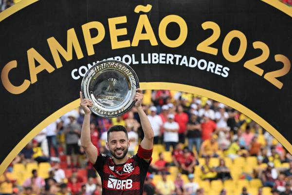 Everton Ribeiro é homenageado no Flamengo e se despede: Foram os anos mais lindos da minha vida