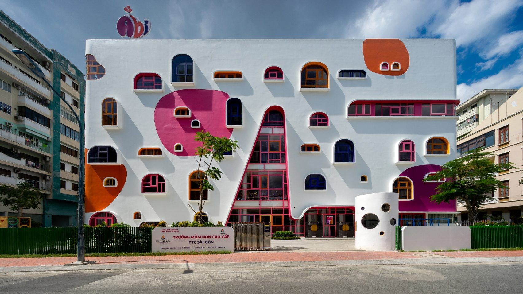 Escola com fachada colorida se destaca na paisagem vietnamita (Foto: Divulgação)