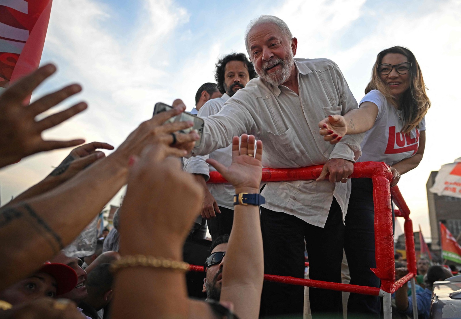 Lula e Janja cumprimentam apoiadores durante um comício de campanha em Belford Roxo, no Rio — Foto: Carl de Souza / AFP