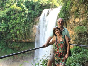 O casal Tereza Cristina e Francisco Paiva, no mirante da cachoeira (Foto: Juliana Borges/G1 ES)
