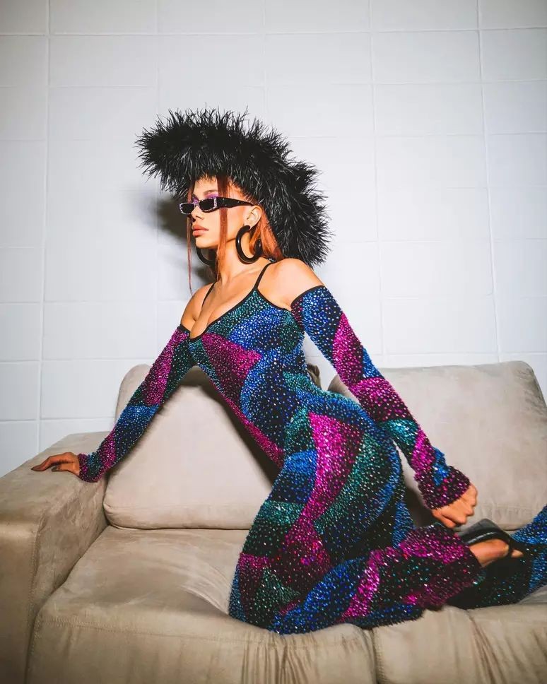 Ao se apresentar no 'BBB 23', Anitta escolheu um macacão da The Attico, de R$ 41 mil, e óculos da collab de Alexandre Vauthier x Alain Mikli, com R$ 2.300 — Foto: Reprodução/Instagram