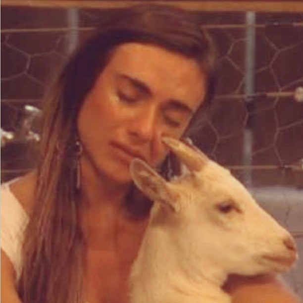 Nicole Bahls Diz Que Está Triste E Posta Foto Com Cabra De Reality Show 