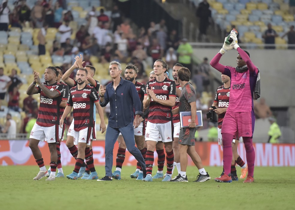 Jogadores do Flamengo e técnico Paulo Sousa aplaudem a torcida depois da derrota para o Fluminense — Foto: André Durão