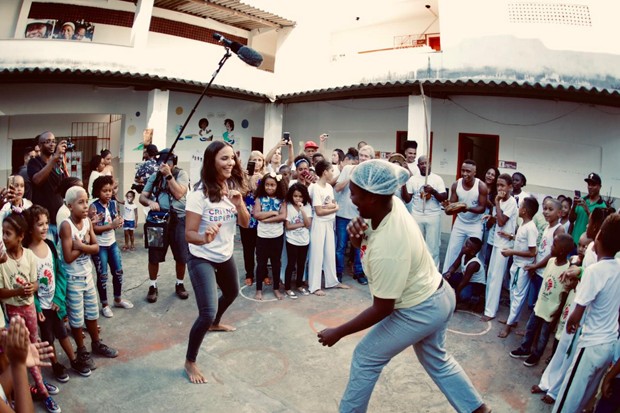Ivete Sangalo em roda de capoeira na Calabar (Foto: Divulgação/Rafa Mattei)