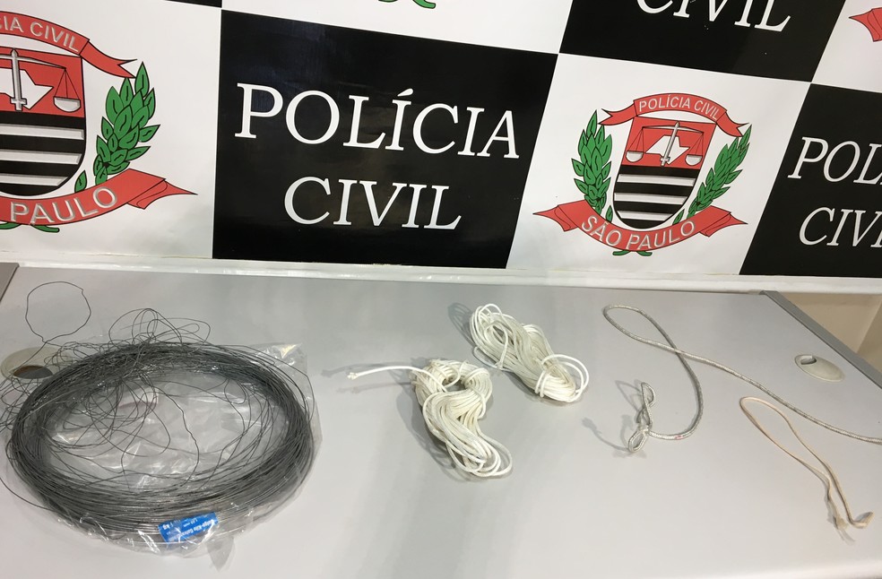 Materiais apreendidos serão confrontados com os que foram utilizados para amarrar a vítima (Foto: Stephanie Fonseca/G1)