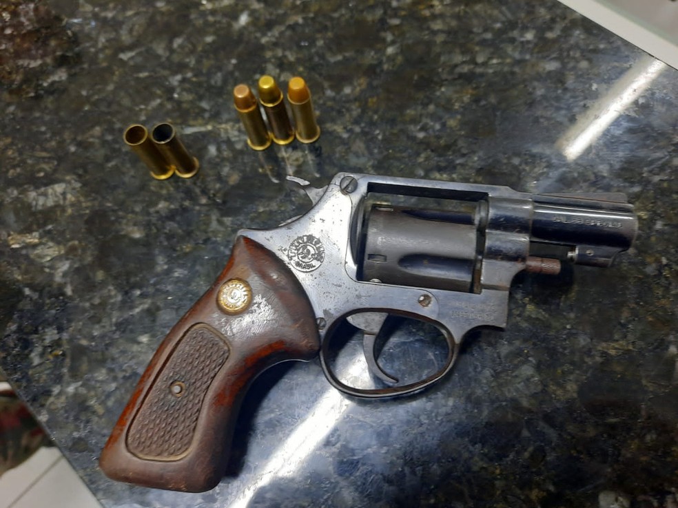 Polícia apreendeu revólver com munições deflagradas usado no crime que vitimou uma mulher em Sobral. — Foto: Reprodução