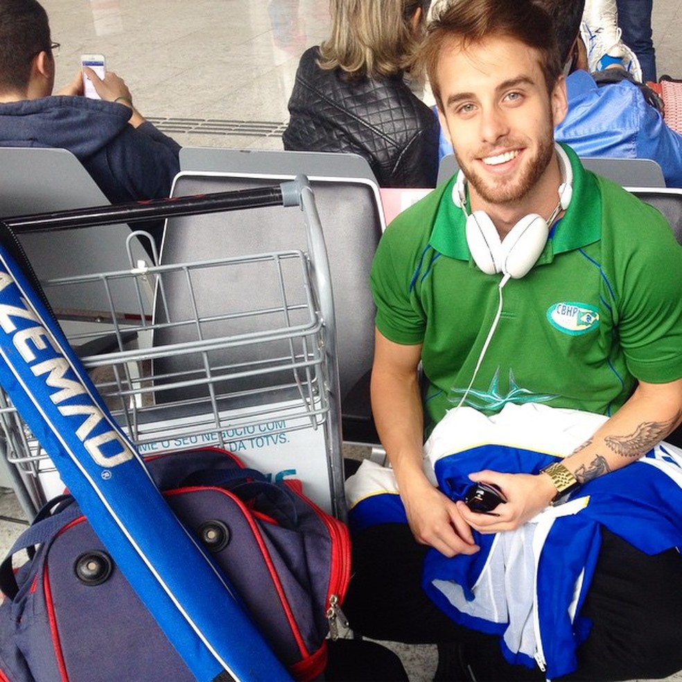 Matheus viajando para competição de Hóquei, pela seleção brasileira, em maio do ano passado (Foto: Arquivo Pessoal)