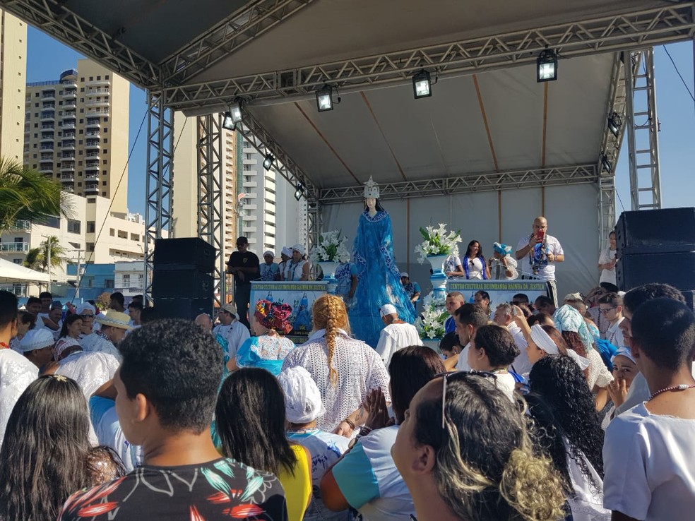 Iemanjá é celebrada por fiéis em Fortaleza. — Foto: Lívia Baral/Sistema Verdes Mares