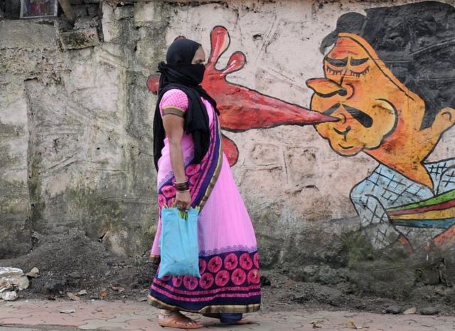 Grafites são usados em Mumbai para tentar criar consciência sobre os perigos de cuspir em público (Foto: Getty Images via BBC)