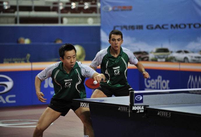 Tsuboi e Calderano fazem história com o vice-campeonato de duplas no Qatar (Foto: Divulgação) Tsuboi e Calderano fazem história com o vice-campeonato de duplas no Qatar (Foto: Divulgação)