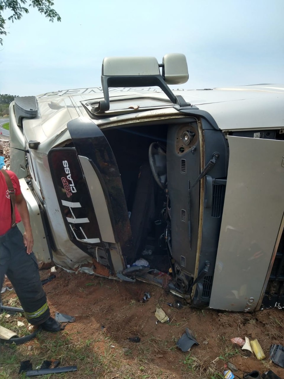 Carreta tomba e motorista se fere após ser arremessado para fora da cabine em Gália — Foto: Arquivo pessoal