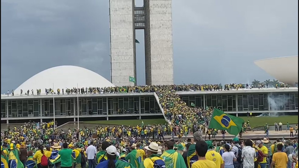 Bolsonaristas sobem no Congresso Nacional, em Brasília — Foto: Afonso Ferreira/TV Globo