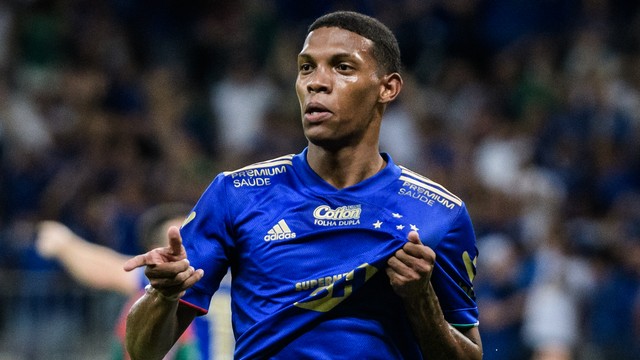 Vitor Leque comemora gol do Cruzeiro em cima do Brusque