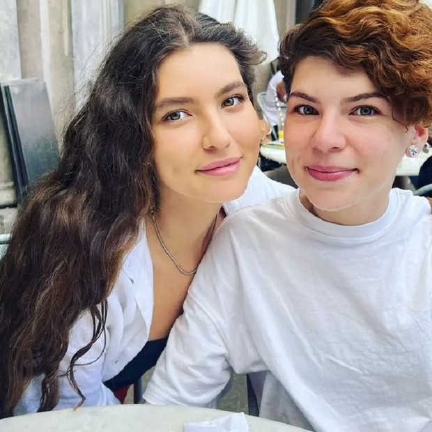 Alanis Guillen e a irmã, a fotógrafa Isabella Guillen (Foto: Reprodução/Instagram)
