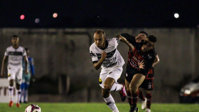 Em jogo de falhas de lado a lado, Botafogo e Atlético-GO empatam