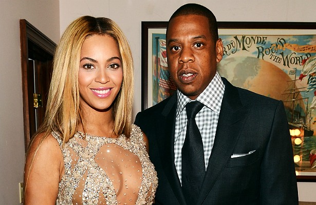 Jay-Z e Beyoncé deixam seu amor tão claro em público que é difícil imaginá-los se separando um dia. Mas, caso se divorciem, a cantora tem direito a receber 15 milhões de dólares, mais outros 5 milhões por cada criança gerada enquanto estiver casada com o rapper. Por ora, eles têm só uma filha: Blue Ivy. (Foto: Getty Images)