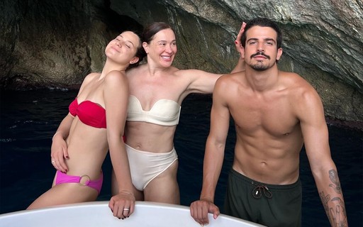 Claudia Raia curte banho de mar com os filhos, Sophia Raia e Enzo Celulari