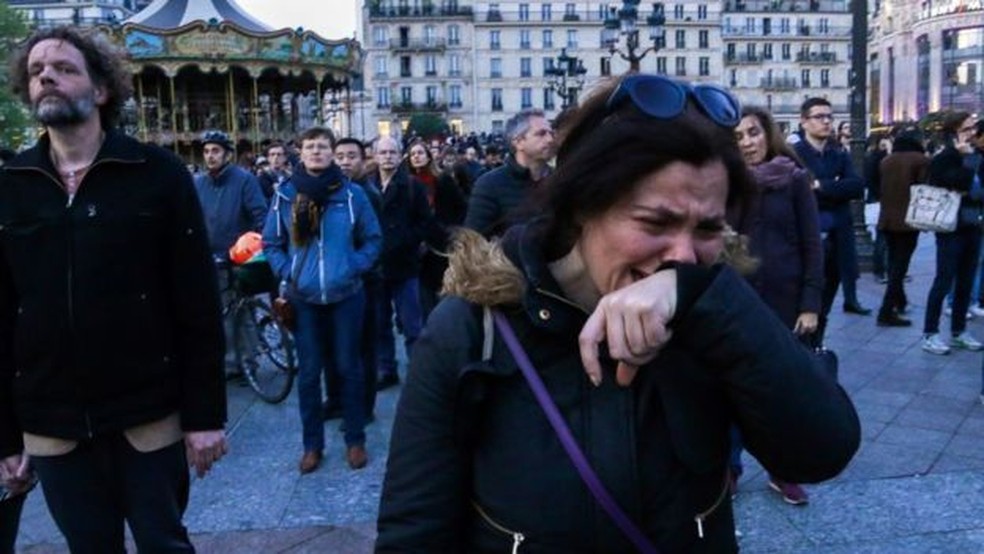 O incêndio de Notre Dame causou um forte impacto emocional entre nos parisienses — Foto: Getty