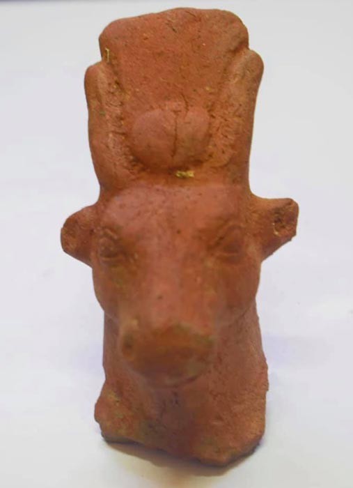 Objeto represença a cabeça da deusa Hathor  (Foto: Ministério do Turismo e Antiguidades do Egito )