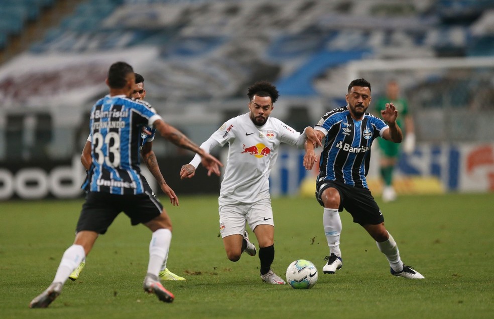 Renato admite sondagem a Claudinho em papo no campo após jogo: 