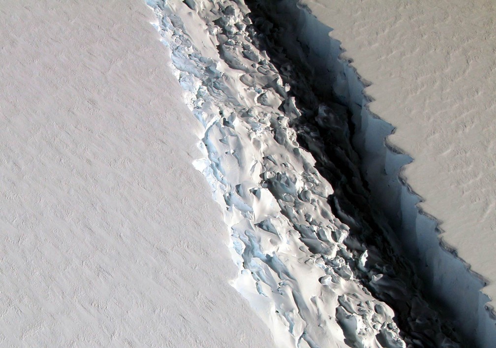 Uma imensa rachadura na plataforma de gelo Larsen C é vista em imagem aérea feita em novembro de 2016. A rachadura cresceu de tal forma em dezembro que agora apenas 20 km de gelo impedem o imenso bloco de 5 mil km² (o equivalente a 500 mil campos de futebol, ou à área do DF) de se soltar, como aponta um estudo divulgado nesta sexta-feira (6) (Foto: John Sonntag/Nasa)