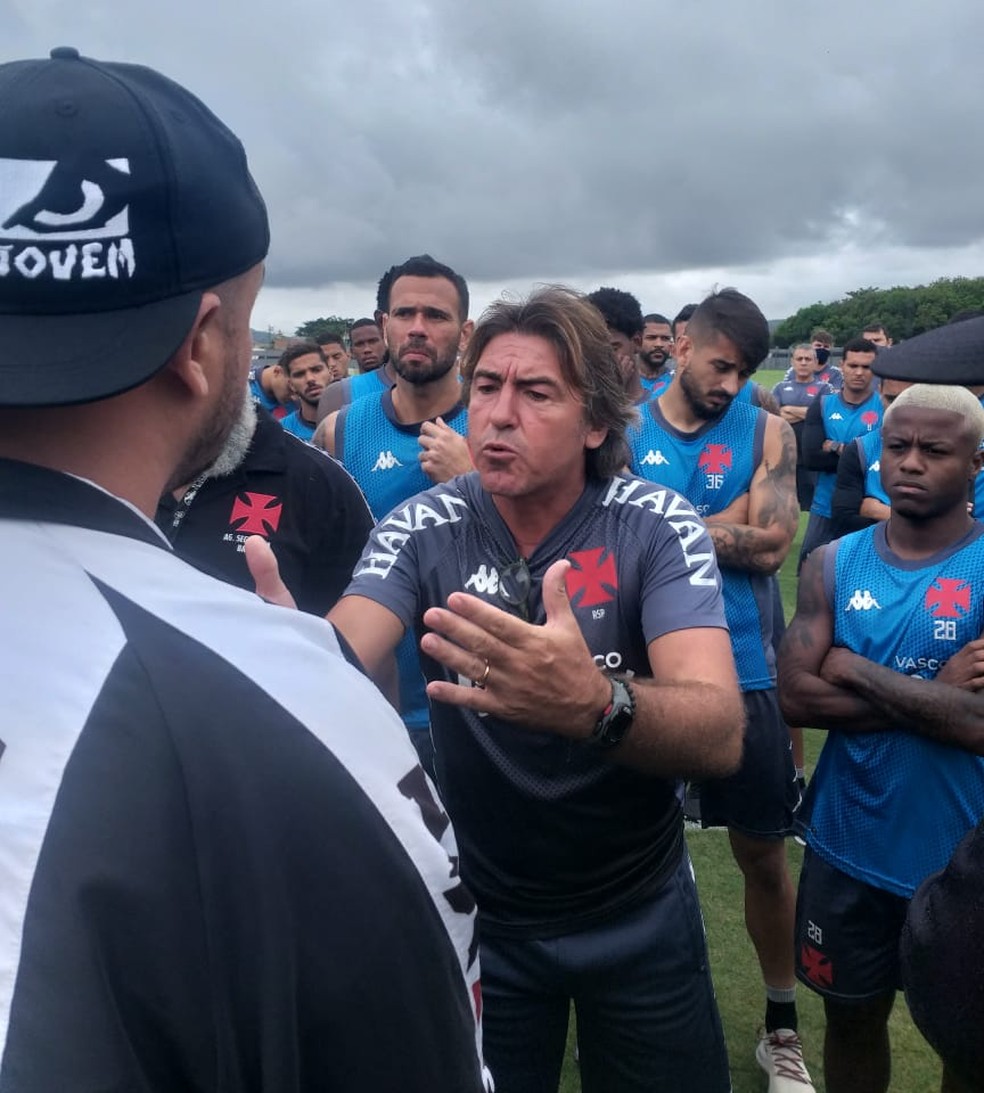 A imagem mais marcante de S� Pinto no Vasco: a defesa do grupo em ivas�o no CT � Foto: Reprodu��o