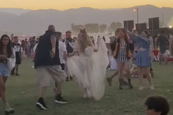 Guarda-costas sofre para acompanhar o ritmo de Paris Hilton no Coachella (Foto: Reprodução/TikTok)