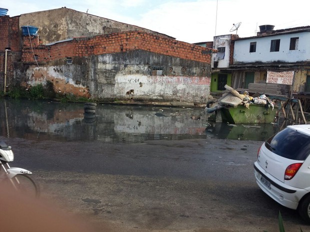 Segundo Slum,  canal transborda em função que o asfalto da via está abaixo do nível  (Foto: Heliana Gonçalves/TV Gazeta)
