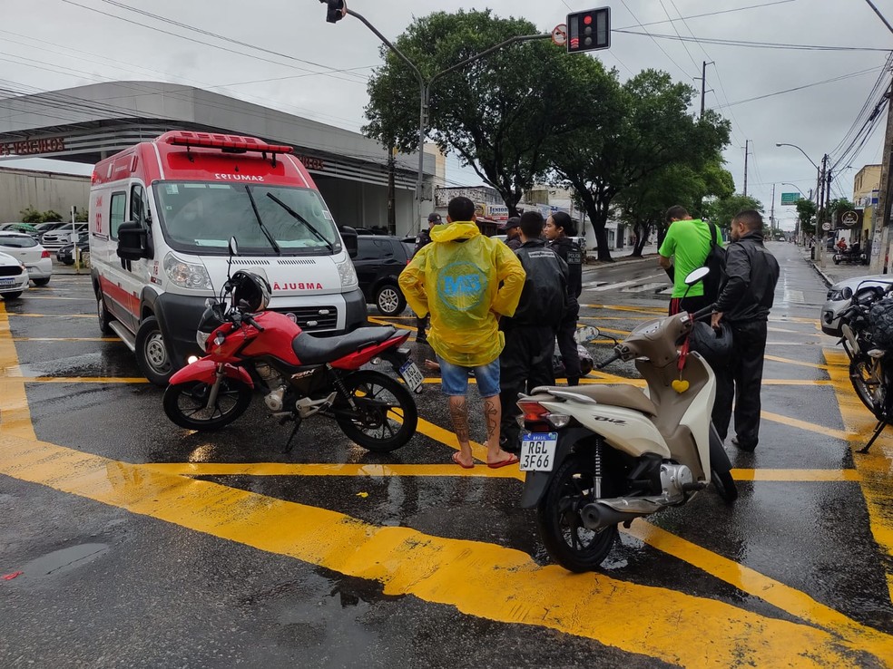 Atendimento a motociclista após acidente envolvendo três motos interditou avenida Nevaldo Rocha, em Natal — Foto: Lucas Cortez/Inter TV Cabugi
