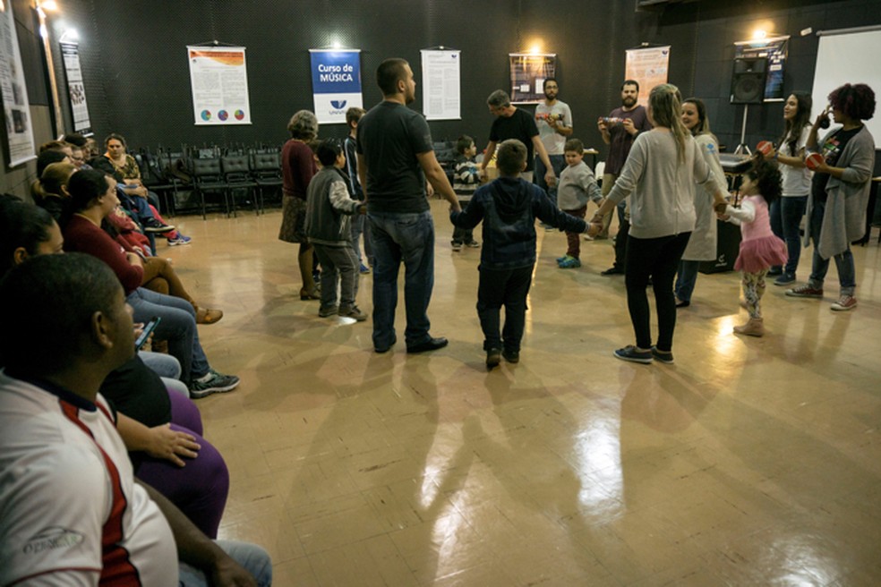 Oficinas sÃ£o acompanhadas pelos pais â Foto: Mayara Mattar
