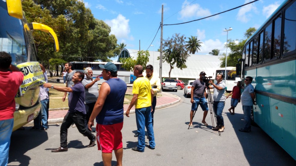 Motoristas de Maceió e do interior protestam no Cepa pela 3ª vez cobrando pagamentos. — Foto: Diego Gabino/Arquivo Pessoal